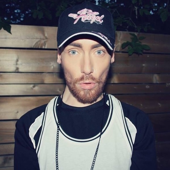 Meet your Posher, Queer - Picture 1 of 1